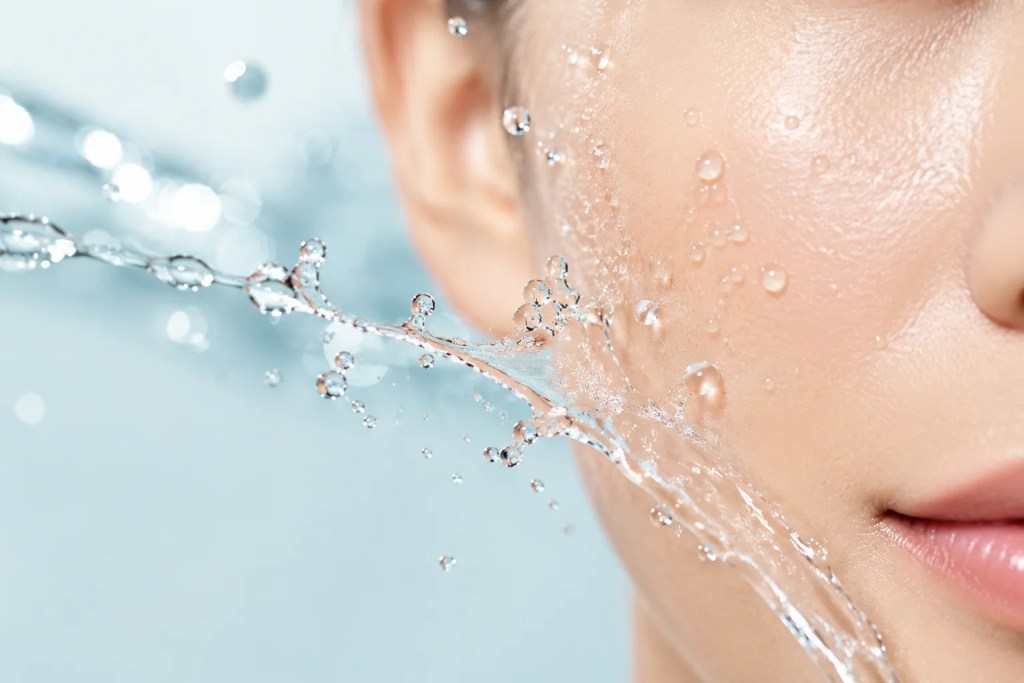 Clean water splashing on skin, illustrating skin barrier protection from hard water and environmental pollution in Porur, Chennai.